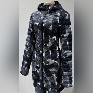 The North Face ThermoBall Eco Hooded Parka in Black Swashed Print Excellent Cond